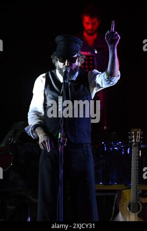 Rom, Italien. Juni 2024. Vinicio Capossela tritt während der Altri Tasti Tour am 17. Juli 2024 im Teatro Antico di Ostia Antica in Rom auf. (Foto: Domenico Cippitelli/NurPhoto) Credit: NurPhoto SRL/Alamy Live News Stockfoto