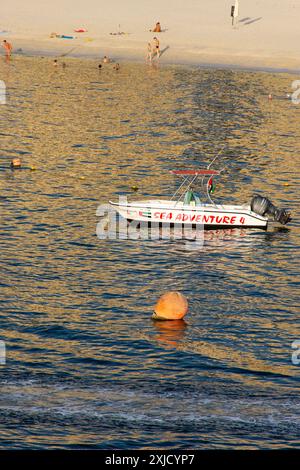 'Sea Adventure 4' Boot am Strand in Dubai, VAE. Stockfoto