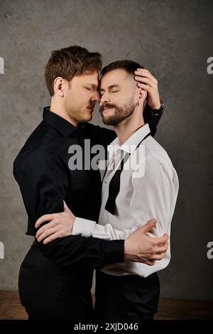 Zwei Männer in scharfen Anzügen umarmen sich zärtlich. Stockfoto