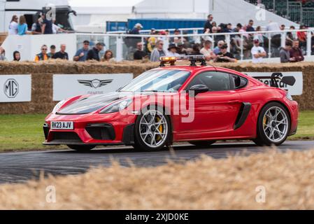 2023 der Porsche 718 Cayman GT4 RS fährt beim Goodwood Festival of Speed 2024 Motorsport Event in West Sussex, Großbritannien, die Bergstrecke hinauf Stockfoto