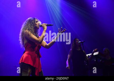 Paris, Frankreich. Juli 2024. Kimberose tritt am 16. Juli 2024 in der seine Musicale in Paris auf. Foto: Christophe Meng/ABACAPRESS. COM Credit: Abaca Press/Alamy Live News Stockfoto
