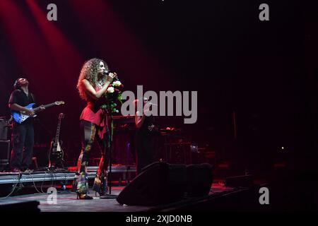 Paris, Frankreich. Juli 2024. Kimberose tritt am 16. Juli 2024 in der seine Musicale in Paris auf. Foto: Christophe Meng/ABACAPRESS. COM Credit: Abaca Press/Alamy Live News Stockfoto