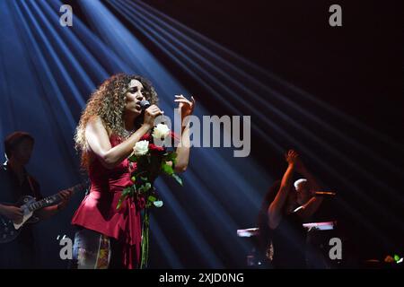 Paris, Frankreich. Juli 2024. Kimberose tritt am 16. Juli 2024 in der seine Musicale in Paris auf. Foto: Christophe Meng/ABACAPRESS. COM Credit: Abaca Press/Alamy Live News Stockfoto
