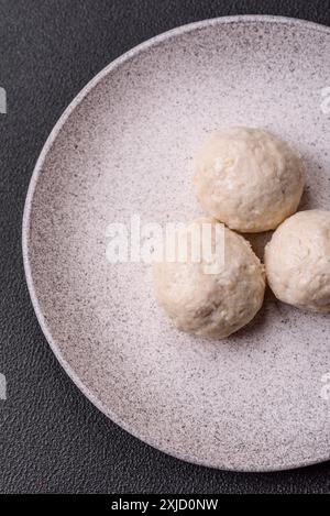 Köstliche, gesunde, gedünstete Hühnerschnitzel oder Hackfleischbällchen. Diät-Essensschüssel Stockfoto