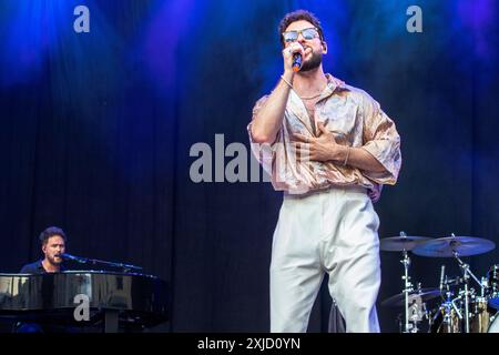 Locarno, Schweiz. Juli 2024. Der englische Sänger und Songwriter CALUM SCOTT tritt live auf der Piazza Grande während des Moon & Stars Festival 2024 auf. Vermerk: Rodolfo Sassano/Alamy Live News Stockfoto