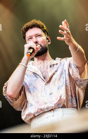 Locarno, Schweiz. Juli 2024. Der englische Sänger und Songwriter CALUM SCOTT tritt live auf der Piazza Grande während des Moon & Stars Festival 2024 auf. Vermerk: Rodolfo Sassano/Alamy Live News Stockfoto