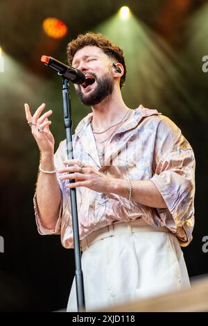 Locarno, Schweiz. Juli 2024. Der englische Sänger und Songwriter CALUM SCOTT tritt live auf der Piazza Grande während des Moon & Stars Festival 2024 auf. Vermerk: Rodolfo Sassano/Alamy Live News Stockfoto