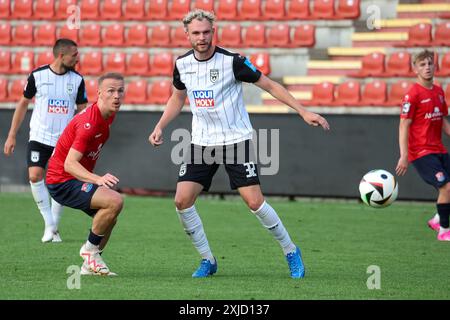 Philipp Strompf (SSV Ulm 1846 Fussball, 32) mit Thomas Winklbauer (SpVgg Unterhaching, 11) SpVgg Unterhaching vs. SSV Ulm 1846 Fussball, Fussball, 2. Bundesliga, Testspiel, Saison 24/25, 17.07.2024, DFL-VORSCHRIFTEN VERBIETEN JEDE VERWENDUNG VON FOTOGRAFIEN ALS BILDSEQUENZEN, Foto: Eibner-Pressefoto/Jenni Maul Stockfoto