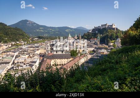 Blick von der Festung Hohensalzburg auf die Stadt Salzburg an einem sonnigen Tag Stockfoto