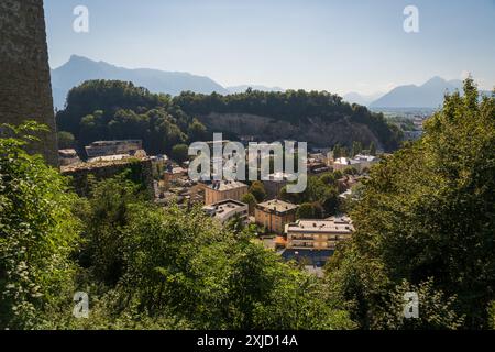 Blick vom Schloss Hohensalzburg über die Stadt Saltzburg in Österreich. Salzburg an einem sonnigen Tag Stockfoto