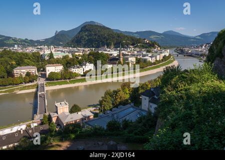 Blick vom Schloss Hohensalzburg über die Stadt Saltzburg in Österreich. Salzburg an einem sonnigen Tag Stockfoto