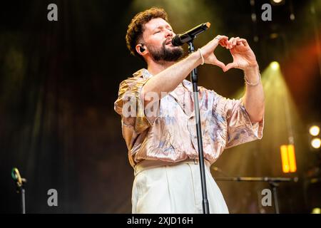 Locarno, Schweiz. Juli 2024. Der englische Sänger und Songwriter CALUM SCOTT tritt live auf der Piazza Grande während des Moon & Stars Festival 2024 auf. Vermerk: Rodolfo Sassano/Alamy Live News Stockfoto