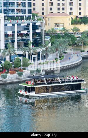 Touristen auf einer Mega-Yachtfahrt im Yachthafen von Dubai. Stockfoto