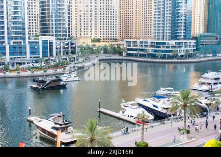 Hochwinkelansicht der Yachten, die im Yachthafen von Dubai, VAE, verankert sind. Stockfoto