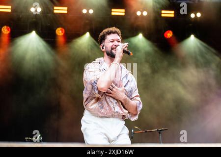 Locarno, Schweiz. Juli 2024. Der englische Sänger und Songwriter CALUM SCOTT tritt live auf der Piazza Grande während des Moon & Stars Festival 2024 auf. Vermerk: Rodolfo Sassano/Alamy Live News Stockfoto