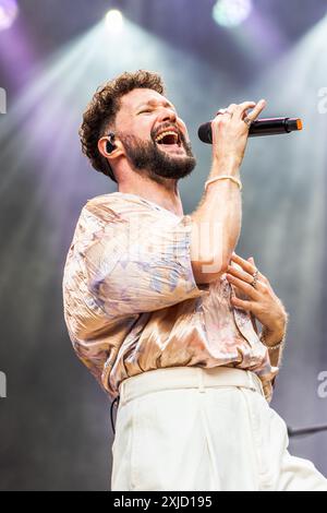 Locarno, Schweiz. Juli 2024. Der englische Sänger und Songwriter CALUM SCOTT tritt live auf der Piazza Grande während des Moon & Stars Festival 2024 auf. Vermerk: Rodolfo Sassano/Alamy Live News Stockfoto