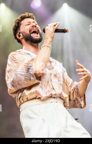 Locarno, Schweiz. Juli 2024. Der englische Sänger und Songwriter CALUM SCOTT tritt live auf der Piazza Grande während des Moon & Stars Festival 2024 auf. Vermerk: Rodolfo Sassano/Alamy Live News Stockfoto