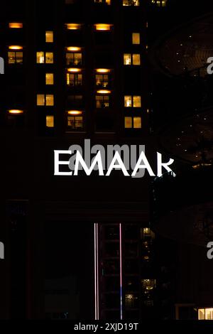 Emaar Real Estate Company meldet sich nachts in Dubai City im Neonlicht an. Stockfoto