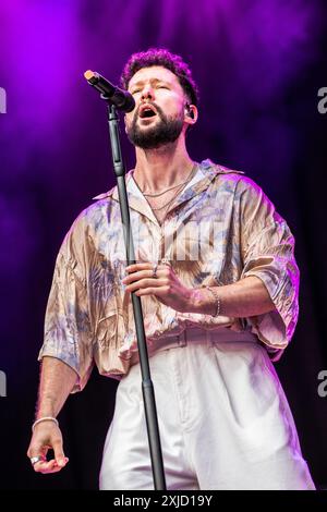 Locarno, Schweiz. Juli 2024. Der englische Sänger und Songwriter CALUM SCOTT tritt live auf der Piazza Grande während des Moon & Stars Festival 2024 auf. Vermerk: Rodolfo Sassano/Alamy Live News Stockfoto