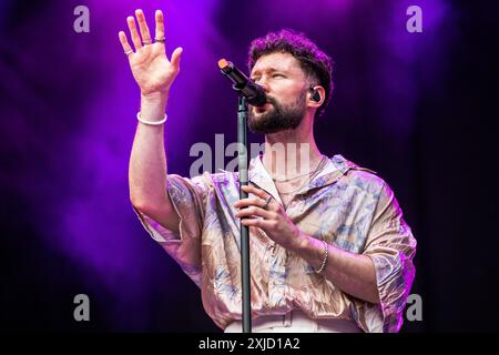 Locarno, Schweiz. Juli 2024. Der englische Sänger und Songwriter CALUM SCOTT tritt live auf der Piazza Grande während des Moon & Stars Festival 2024 auf. Vermerk: Rodolfo Sassano/Alamy Live News Stockfoto