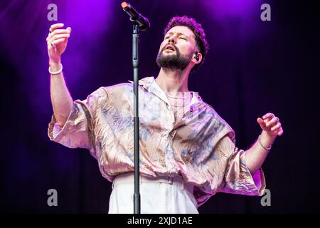 Locarno, Schweiz. Juli 2024. Der englische Sänger und Songwriter CALUM SCOTT tritt live auf der Piazza Grande während des Moon & Stars Festival 2024 auf. Vermerk: Rodolfo Sassano/Alamy Live News Stockfoto