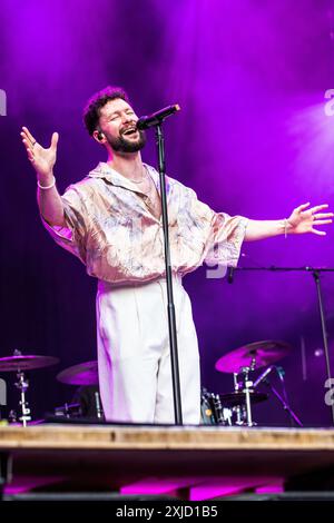 Locarno, Schweiz. Juli 2024. Der englische Sänger und Songwriter CALUM SCOTT tritt live auf der Piazza Grande während des Moon & Stars Festival 2024 auf. Vermerk: Rodolfo Sassano/Alamy Live News Stockfoto