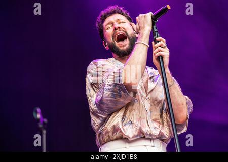 Locarno, Schweiz. Juli 2024. Der englische Sänger und Songwriter CALUM SCOTT tritt live auf der Piazza Grande während des Moon & Stars Festival 2024 auf. Vermerk: Rodolfo Sassano/Alamy Live News Stockfoto