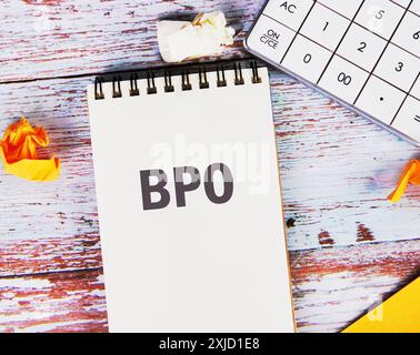 Geschäftskonzept. Buchstaben BPO. Business Process Outsourcing in einem weißen Notizbuch auf alten Mainboards Stockfoto