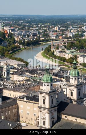 Blick vom Schloss Hohensalzburg über die Stadt Saltzburg in Österreich. Salzburg an einem sonnigen Tag Stockfoto