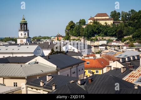 Blick vom Schloss Hohensalzburg über die Stadt Saltzburg in Österreich. Salzburg an einem sonnigen Tag Stockfoto