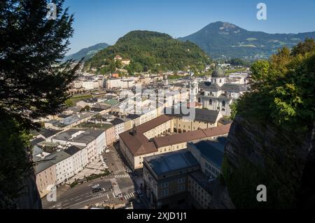 Blick vom Schloss Hohensalzburg über die Stadt Saltzburg in Österreich. Salzburg an einem sonnigen Tag Stockfoto