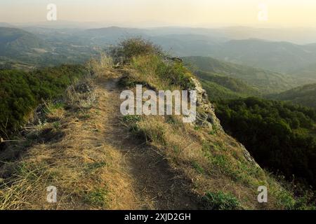 Am Ende des Wanderweges auf dem Hügel Ostrvica wunderschöne Landschaft von Sumadija in Zentralserbien Stockfoto