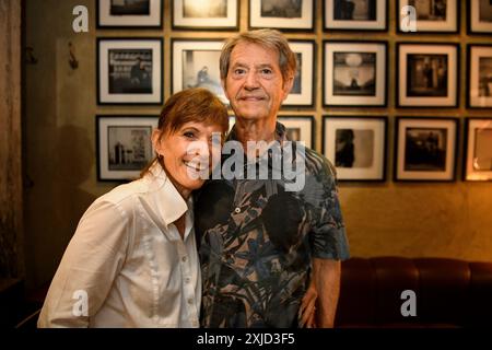 Stockholm, Schweden. Juli 2024. Der Autor und Fotograf Nicki Germaine und der Bassist der E Street Band Garry Tallent waren am 17. Juli 2024 bei der Fotoausstellung „Greetings to and from Asbury Park“ im Gallery Story Hotel in Stockholm, Schweden, anwesend, um Bücher für Fans zu signieren.Foto: Oscar Olsson/TT/Code 12046 Credit: TT News Agency/Alamy Live News Stockfoto