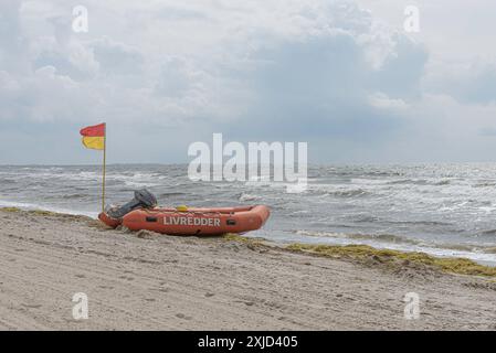 Rettungsboot und eine rote und gelbe Flagge an einem Strand, Dänemark, 9. August 2021 Stockfoto