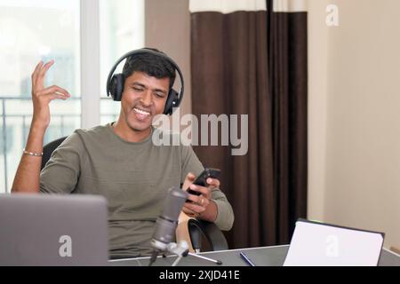 Der junge Mann hat Energie erregt und einen Podcast aus seinem Heimstudio aufgenommen. Stockfoto