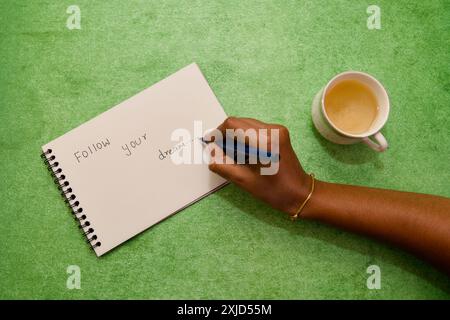 Eine Tasse Tee und ein Traum auf Papier – das perfekte Rezept für Inspiration! Stockfoto