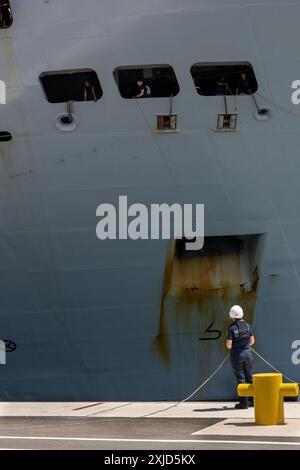 Toulon, Frankreich. Juli 2024. Andocken des Amphibious Helicopter Carrier (Porte Helicoptere Amphibie) (PHA) Tonnerre bei der Rückkehr von der Mission Jeanne d'Arc in Toulon, Frankreich, 16. Juli 2024. Foto: Laurent Coust/ABACAPRESS. COM Credit: Abaca Press/Alamy Live News Stockfoto