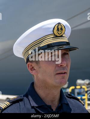 Toulon, Frankreich. Juli 2024. Capitaine de Vaisseau Adrien Schaar, Kommandeur des PHA Tonnerre (Amphibious Helicopter Carrier) kehrt am 16. Juli 2024 von der Misson Jeanne d’Arc in Toulon zurück. Foto: Laurent Coust/ABACAPRESS. COM Credit: Abaca Press/Alamy Live News Stockfoto