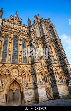 Wells Cathedral anglican Building in Englands kleinster Stadt, blauer Himmel Hintergrund dieser gotischen Architektur Kathedrale, Somerset, England, Großbritannien Stockfoto