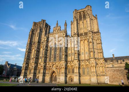 Wells Cathedral anglican Building in Englands kleinster Stadt, blauer Himmel Hintergrund dieser gotischen Architektur Kathedrale, Somerset, England, Großbritannien Stockfoto