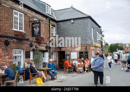 Stadtzentrum von Padstow, Pub am Kai The Shipwrights Inn, das Essen und Bier und Ale der Brauerei St Austell serviert, Conwall, England, UK, 2023 Stockfoto