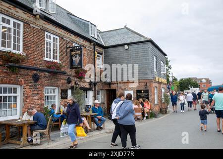 Stadtzentrum von Padstow, Pub am Kai The Shipwrights Inn, das Essen und Bier und Ale der Brauerei St Austell serviert, Conwall, England, UK, 2023 Stockfoto