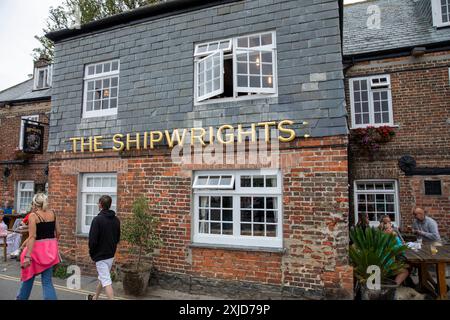 Stadtzentrum von Padstow, Pub am Kai The Shipwrights, das Essen serviert, und Bier und Ale der Brauerei St. Austell, Conwall, England, UK, 2023 Stockfoto