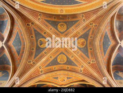 SPELLO, ITALIEN - 18. MAI 2024: Das Deckenfresko in der Kirche Chiesa di San Andrea von Benvenuto Crispoldi (1913). Stockfoto