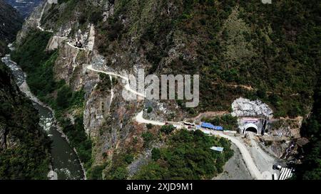 (240718) -- MEXIKO-STADT, 18. Juli 2024 (Xinhua) -- ein Luftdrohnenfoto vom 23. Juni 2024 zeigt den Eingang des Machu Picchu Highway Tunnel Projekts in der Region Cusco in Peru. PEI Zhimin arbeitet seit zehn Jahren in Südamerika. 2014 begann er für sechs Monate in Venezuela zu arbeiten, dann zog er nach Brasilien, um dort den Markt zu entwickeln. Danach wurde er nach Bolivien geschickt und diente bis April 2019 als Chefingenieur für ein Autobahnprojekt. Derzeit arbeitet Pei sowohl als Projektmanager des Machu Picchu Highway Tunnels als auch als Ingenieur für die China Railway Tunnel Group Co., Ltd Stockfoto