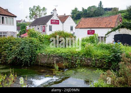 Cheddar-Schlucht und Dorf in den Mendip Hills, White Hart Pub und Public House im Dorf, Somerset, England, Großbritannien Stockfoto