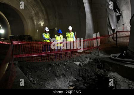 (240718) -- MEXIKO-STADT, 18. Juli 2024 (Xinhua) -- Pei Zhimin (L) arbeitet auf der Baustelle des Machu Picchu Highway Tunnels in der Region Cusco in Peru, 23. Juni 2024. PEI Zhimin arbeitet seit zehn Jahren in Südamerika. 2014 begann er für sechs Monate in Venezuela zu arbeiten, dann zog er nach Brasilien, um dort den Markt zu entwickeln. Danach wurde er nach Bolivien geschickt und diente bis April 2019 als Chefingenieur für ein Autobahnprojekt. Derzeit arbeitet Pei sowohl als Projektmanager des Machu Picchu Highway Tunnels als auch als Ingenieur für die China Railway Tunnel Group Co., Ltd Als Projekt Stockfoto