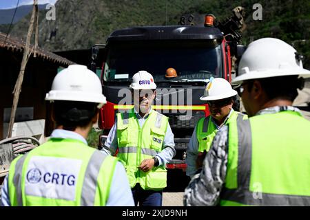 (240718) -- MEXIKO-STADT, 18. Juli 2024 (Xinhua) -- Pei Zhimin (2. L) spricht mit seinen peruanischen Kollegen auf der Baustelle des Machu Picchu Highway Tunnels in der Region Cusco in Peru, 23. Juni 2024. PEI Zhimin arbeitet seit zehn Jahren in Südamerika. 2014 begann er für sechs Monate in Venezuela zu arbeiten, dann zog er nach Brasilien, um dort den Markt zu entwickeln. Danach wurde er nach Bolivien geschickt und diente bis April 2019 als Chefingenieur für ein Autobahnprojekt. Derzeit arbeitet Pei sowohl als Projektmanager des Machu Picchu Highway Tunnels als auch als Ingenieur für die China Railway tun Stockfoto