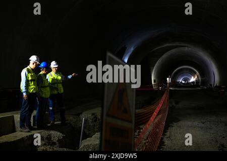 (240718) -- MEXIKO-STADT, 18. Juli 2024 (Xinhua) -- Pei Zhimin (R) diskutiert den Fortschritt des Projekts auf der Baustelle des Machu Picchu Highway Tunnels in der Region Cusco in Peru, 23. Juni 2024. PEI Zhimin arbeitet seit zehn Jahren in Südamerika. 2014 begann er für sechs Monate in Venezuela zu arbeiten, dann zog er nach Brasilien, um dort den Markt zu entwickeln. Danach wurde er nach Bolivien geschickt und diente bis April 2019 als Chefingenieur für ein Autobahnprojekt. Derzeit arbeitet Pei sowohl als Projektmanager des Machu Picchu Highway Tunnels als auch als Ingenieur für den China Railway Tunn Stockfoto