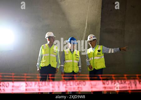 (240718) -- MEXIKO-STADT, 18. Juli 2024 (Xinhua) -- Pei Zhimin (R) diskutiert den Fortschritt des Projekts auf der Baustelle des Machu Picchu Highway Tunnels in der Region Cusco in Peru, 23. Juni 2024. PEI Zhimin arbeitet seit zehn Jahren in Südamerika. 2014 begann er für sechs Monate in Venezuela zu arbeiten, dann zog er nach Brasilien, um dort den Markt zu entwickeln. Danach wurde er nach Bolivien geschickt und diente bis April 2019 als Chefingenieur für ein Autobahnprojekt. Derzeit arbeitet Pei sowohl als Projektmanager des Machu Picchu Highway Tunnels als auch als Ingenieur für den China Railway Tunn Stockfoto